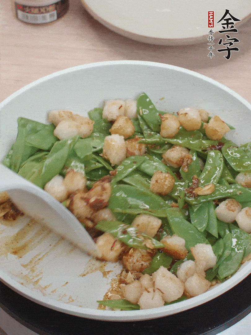 下甜豆莢、鮮貝輕輕翻炒均勻。