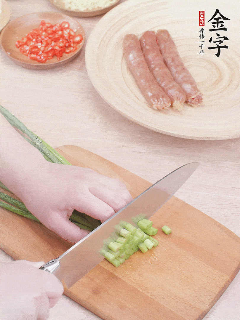 蒜苔切丁，蔥姜蒜切小丁，小米辣切圈。