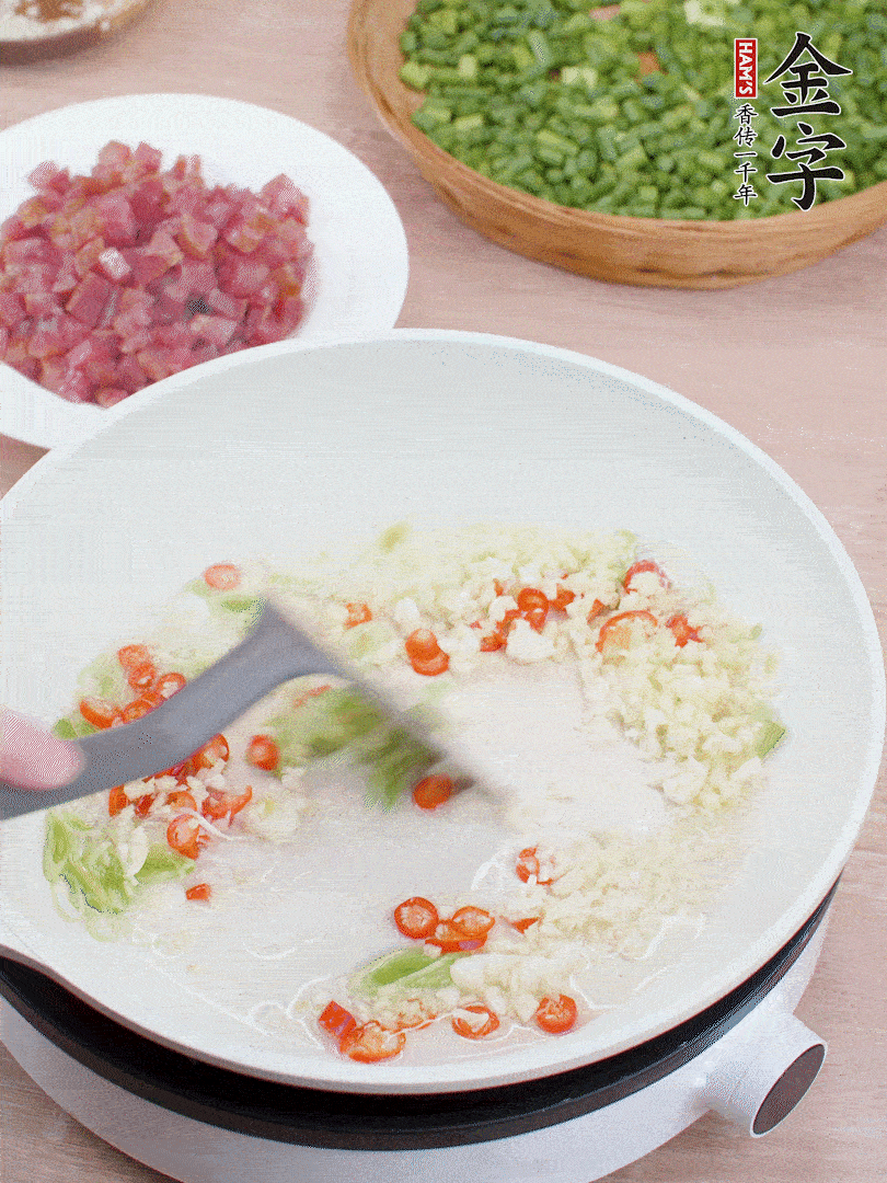 鍋中熱油，蔥姜蒜、小米辣煸香。