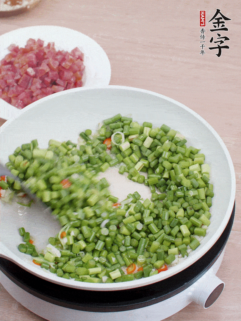 下蒜苔丁、一點(diǎn)鹽翻炒。