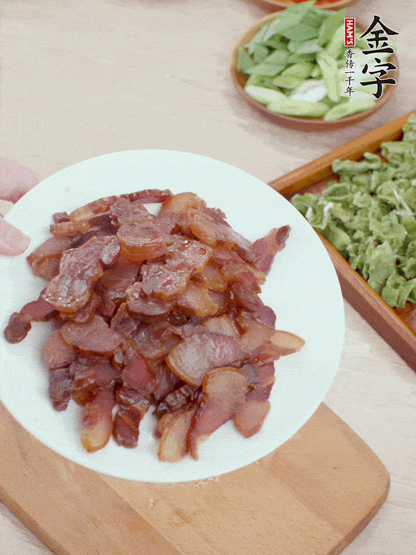 臘肉水煮15分鐘，切薄片。