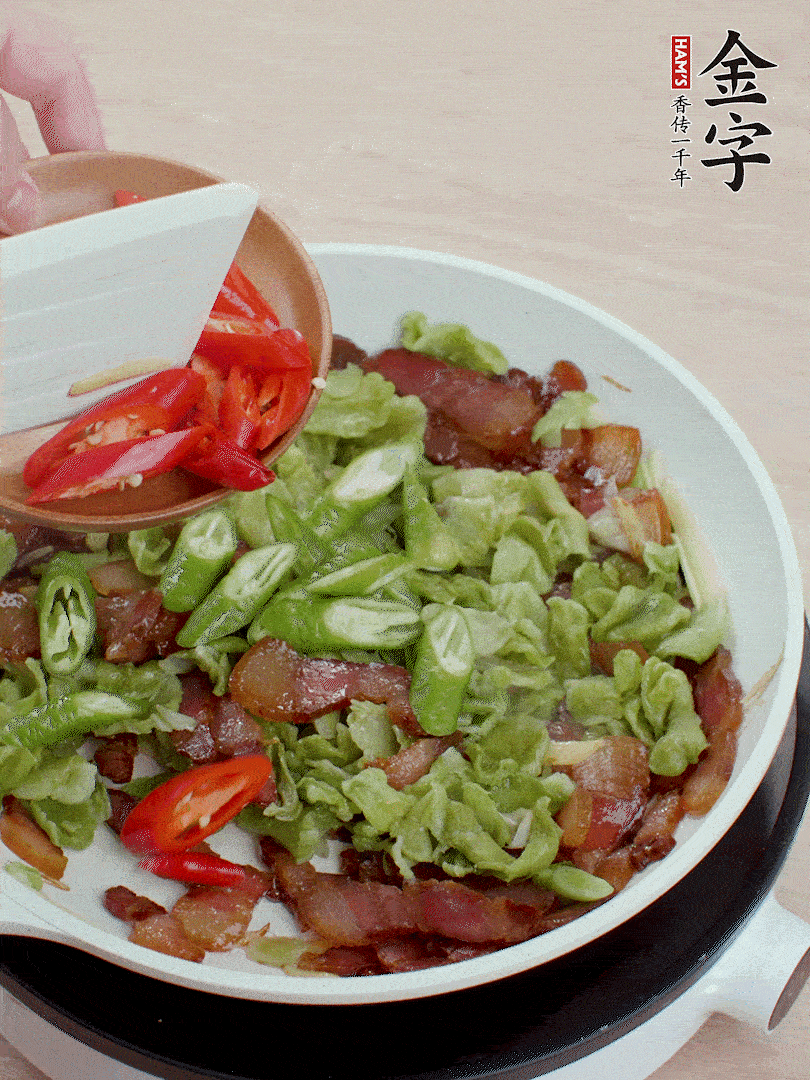 放萵筍干、青紅椒圈爆炒1分鐘。