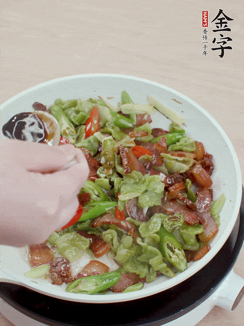 2勺生抽調味，最后撒蒜葉。