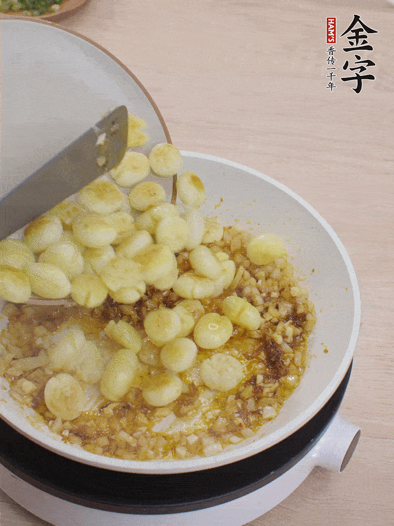 下小土豆翻炒均勻。