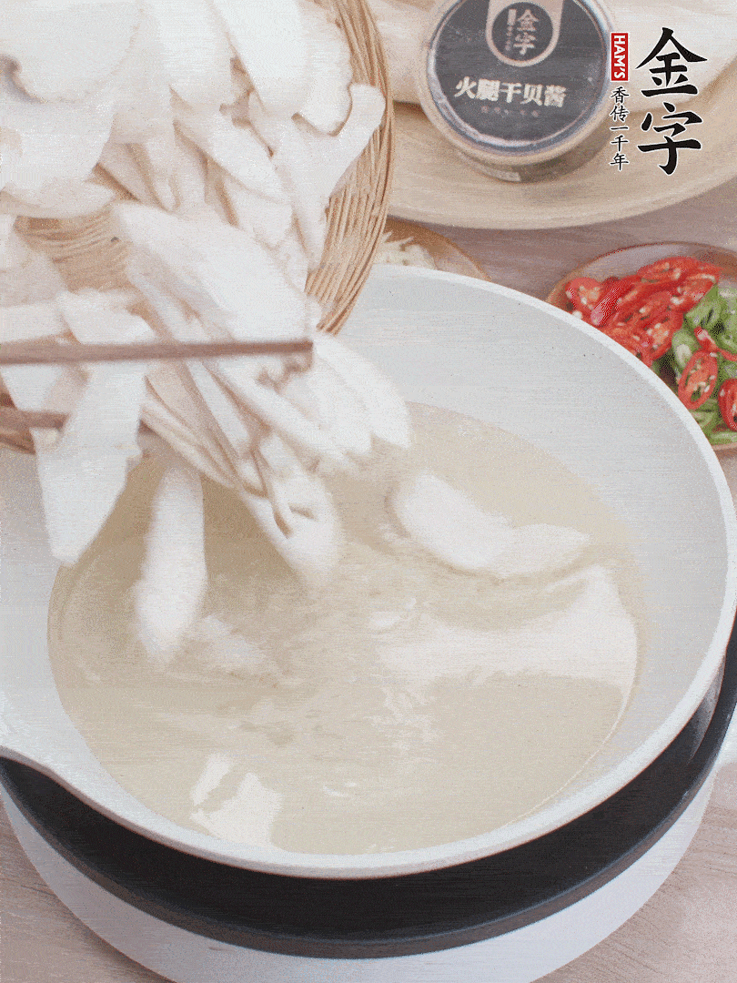 杏鮑菇切成片，油溫7層熱炸2分鐘。