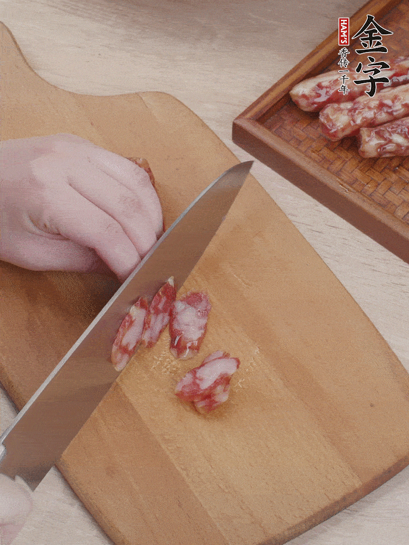 金字香腸斜切片，芹菜切段，小洋蔥切絲，綠菜椒切小塊。