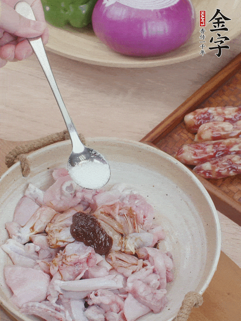 牛蛙塊加1勺柱候醬、1勺生抽、1/3勺白砂糖腌漬20分鐘。