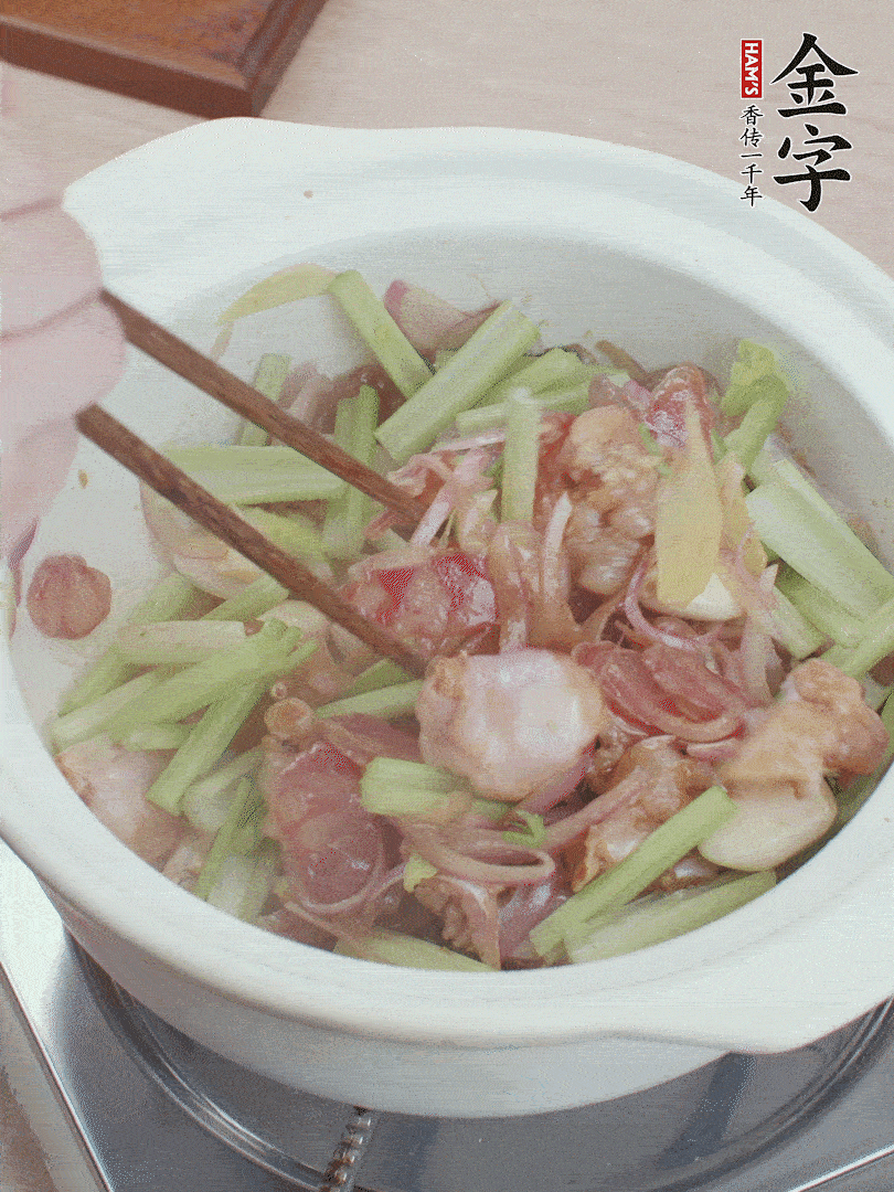 下牛蛙、芹菜、香腸翻炒。