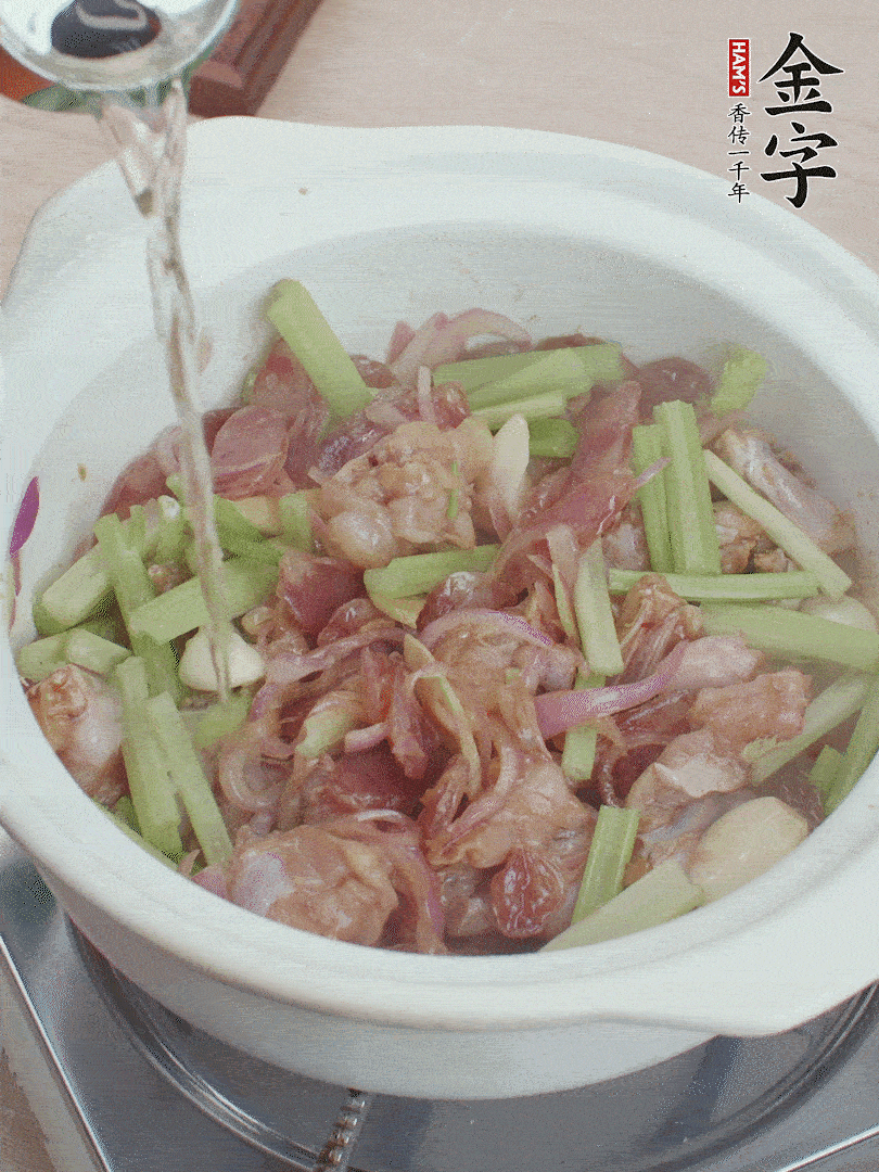 牛蛙變色后，淋點(diǎn)啤酒，加蓋后調(diào)小火燜10分鐘。