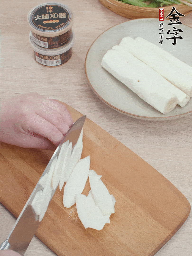 鐵棍山藥去皮，斜刀切片。