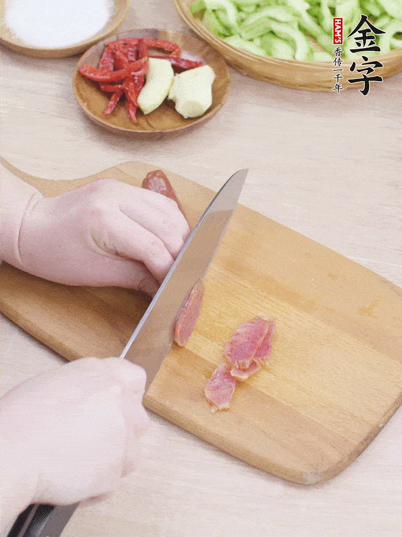 金字土香腸水煮10分鐘，切薄片。