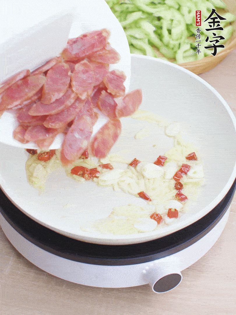 油5成熱時，姜、蒜、辣椒爆香。