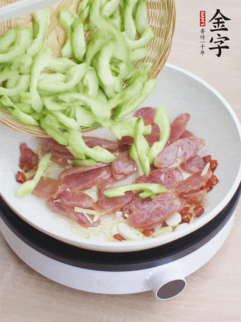 下香腸煸出油脂，放黃瓜翻炒。