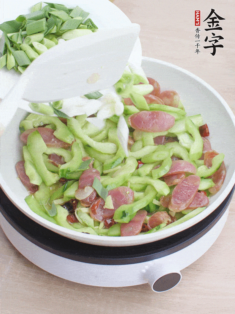 下青蒜翻炒。