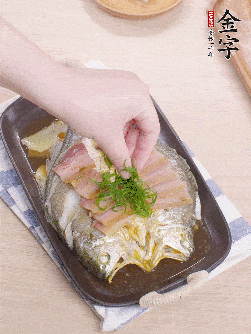 取出姜蔥，淋2勺蒸魚豉油，擺蔥絲。