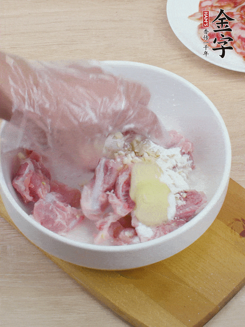 洗凈的小排，加鹽、姜、蒜末、淀粉、胡椒粉抓勻，腌制15分鐘。