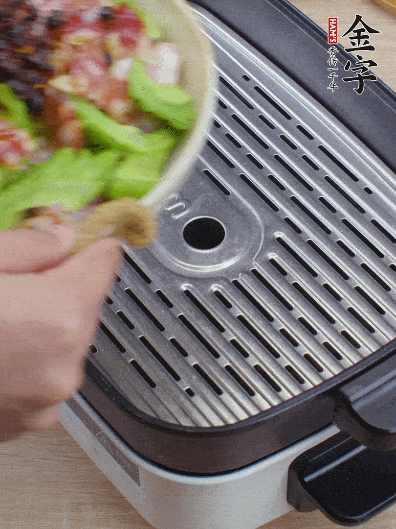 小排、苦瓜、香腸依次碼入，撒上豆豉蒸25分鐘。