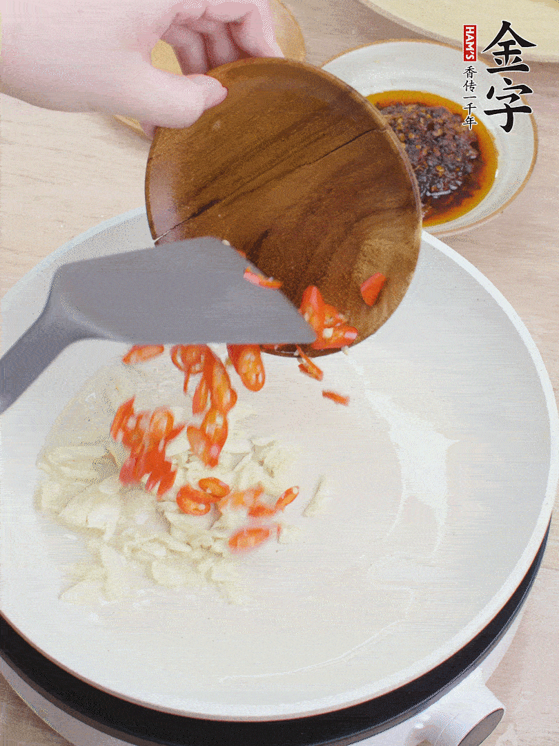 油熱煸香蒜末、辣椒。