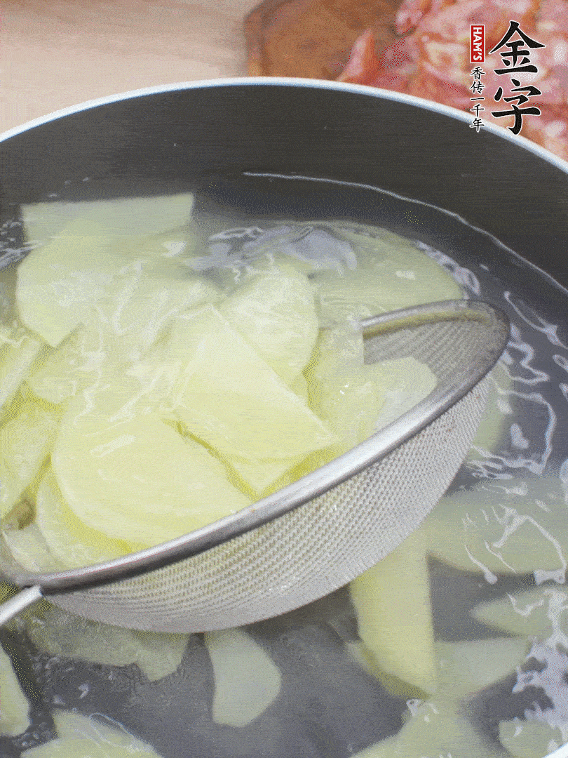 土豆去皮切片，汆燙1分鐘。香腸切薄片。