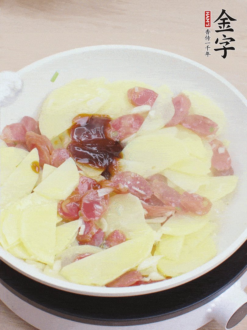 下土豆片，1勺生抽、1勺蠔油、1/3勺鹽、1/3勺糖炒至入味。