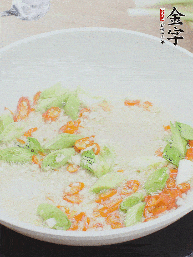 油5成熱時(shí)，下蒜末、辣椒、蒜白煸炒。