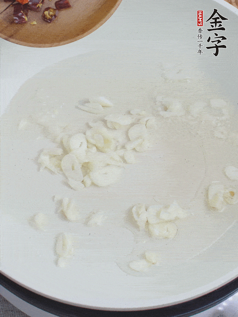 藕去皮，切成1cm見方的丁，放入清水浸泡。美人椒切圈。蒜切成末。