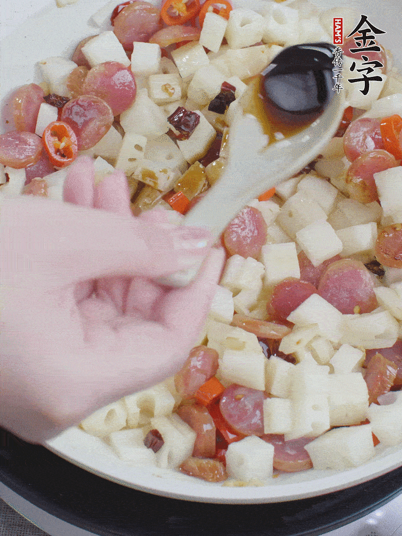 下藕丁，加生抽、香醋、白糖、鹽翻炒均勻。