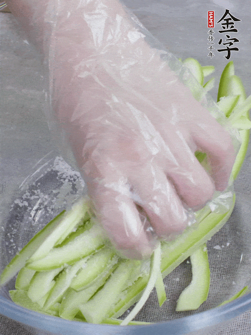 加鹽腌制15分鐘，清洗后擠干水份。