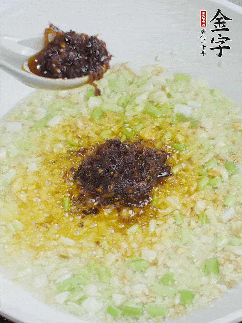 下蔥姜、1大勺金字火腿大師醬爆香。