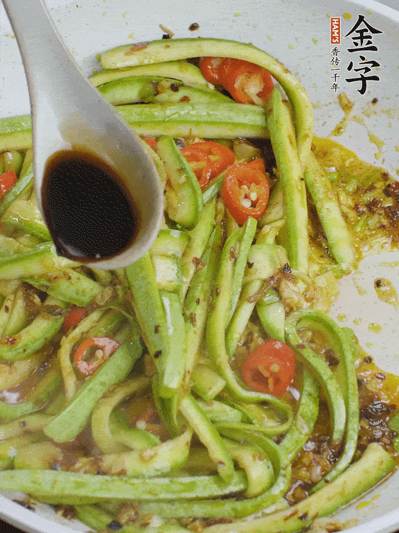 下西葫蘆，加1勺生抽、半勺蠔油、辣椒圈翻炒至斷生。