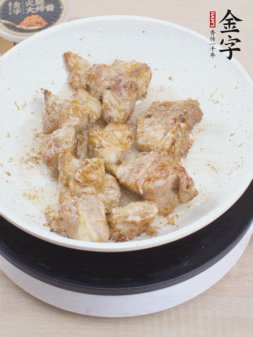 油4成熱，下小排煎炒至邊緣微微發(fā)焦。