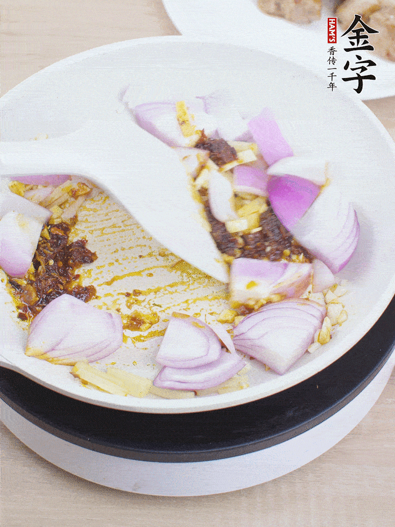 另起一鍋，姜、蒜末、1勺金字火腿大師醬、洋蔥塊炒香。