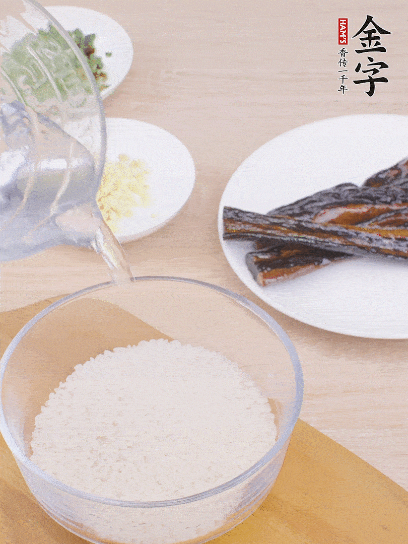 大米提前用清水浸泡1小時(shí)。