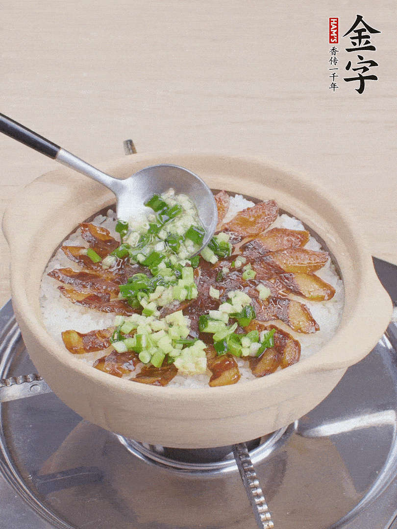 倒蔥姜醬再燜1分鐘。（也可以淋點(diǎn)生抽）