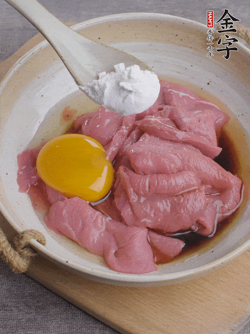 牛肉切片，雞蛋1個、水2勺、料酒1/2勺、生抽1/2勺、生粉1勺腌15分鐘。
