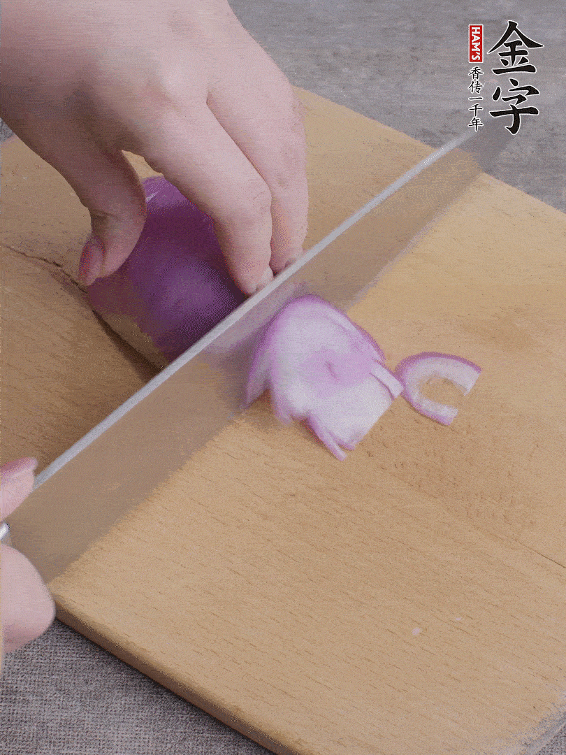 洋蔥切絲、蔥切段。