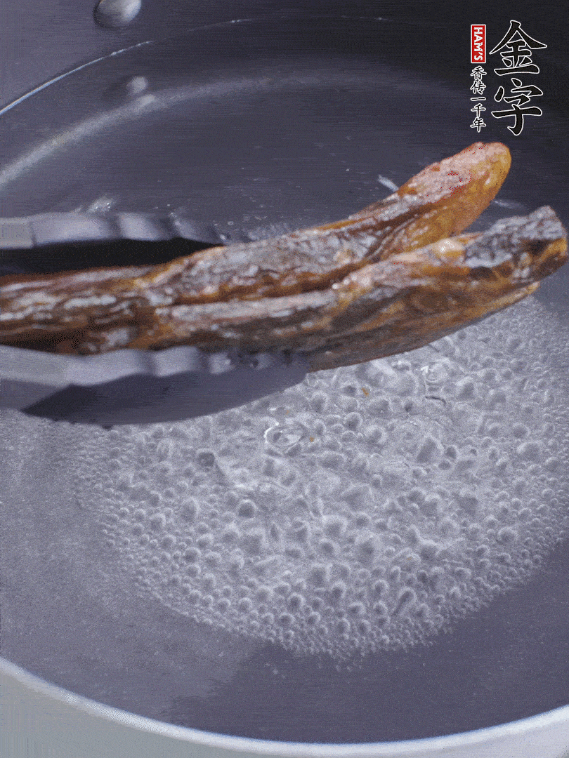 金字醬油肉水煮15分鐘，切薄片。