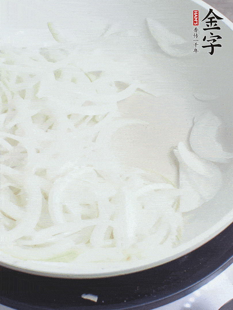 油熱下洋蔥絲、紅椒炒出香味。