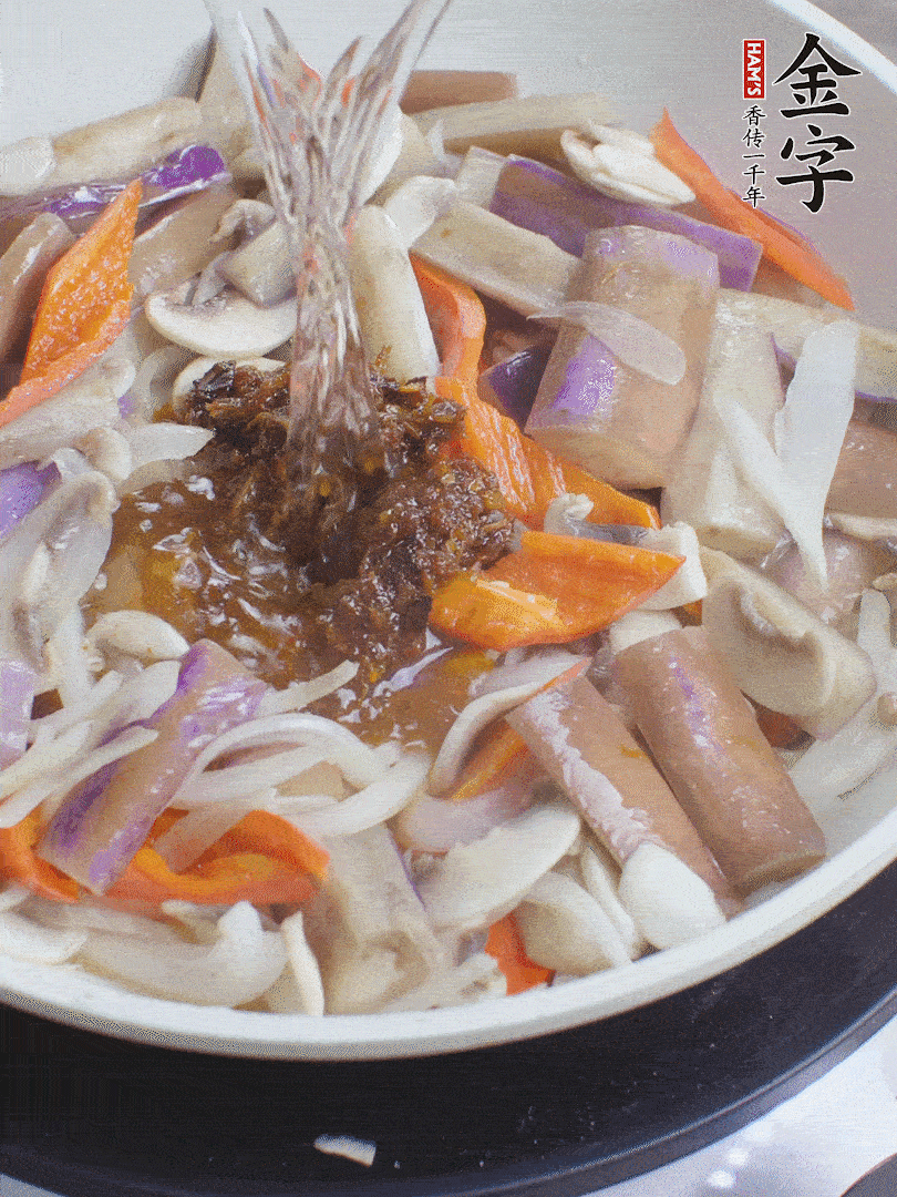 下茄子、口蘑，淋入料汁，加熱水份收干。