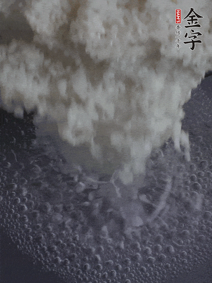 浸泡好的大米，沸水下鍋煮5分鐘，撈出瀝干。