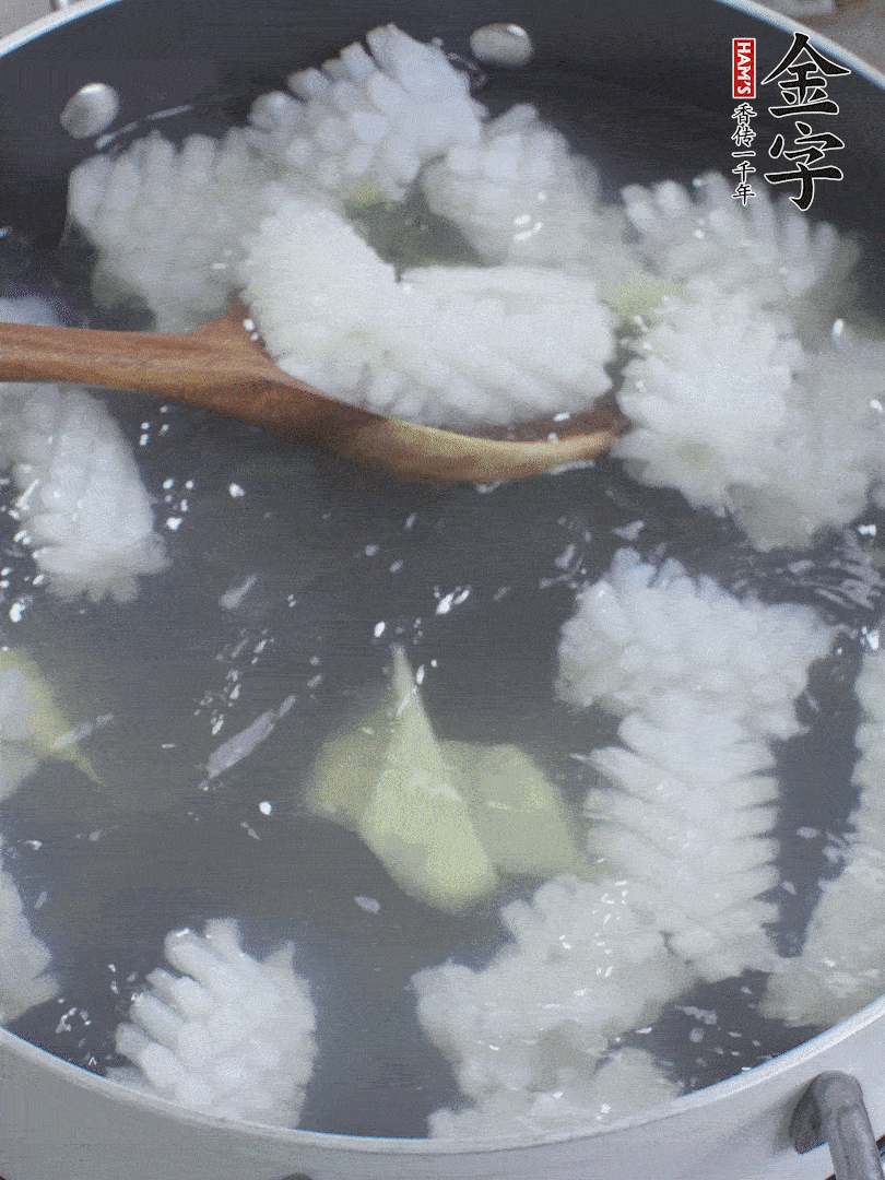 魷魚解凍后，加姜片、料酒汆燙30秒。