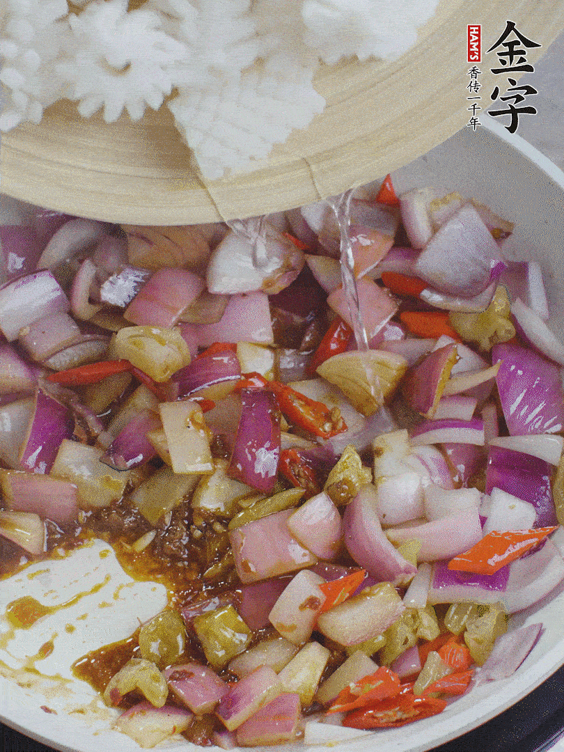 下魷魚花，2勺料酒炒勻。