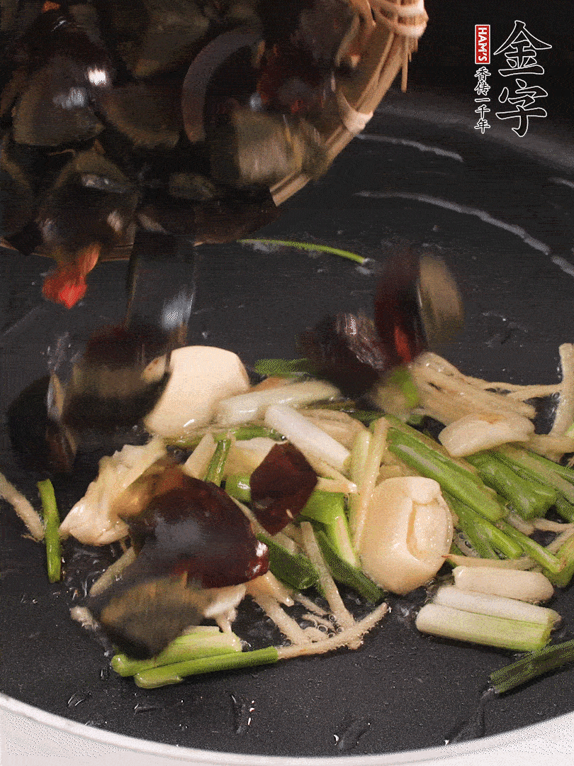 熱油爆香蔥姜，放入皮蛋翻炒至氣泡。