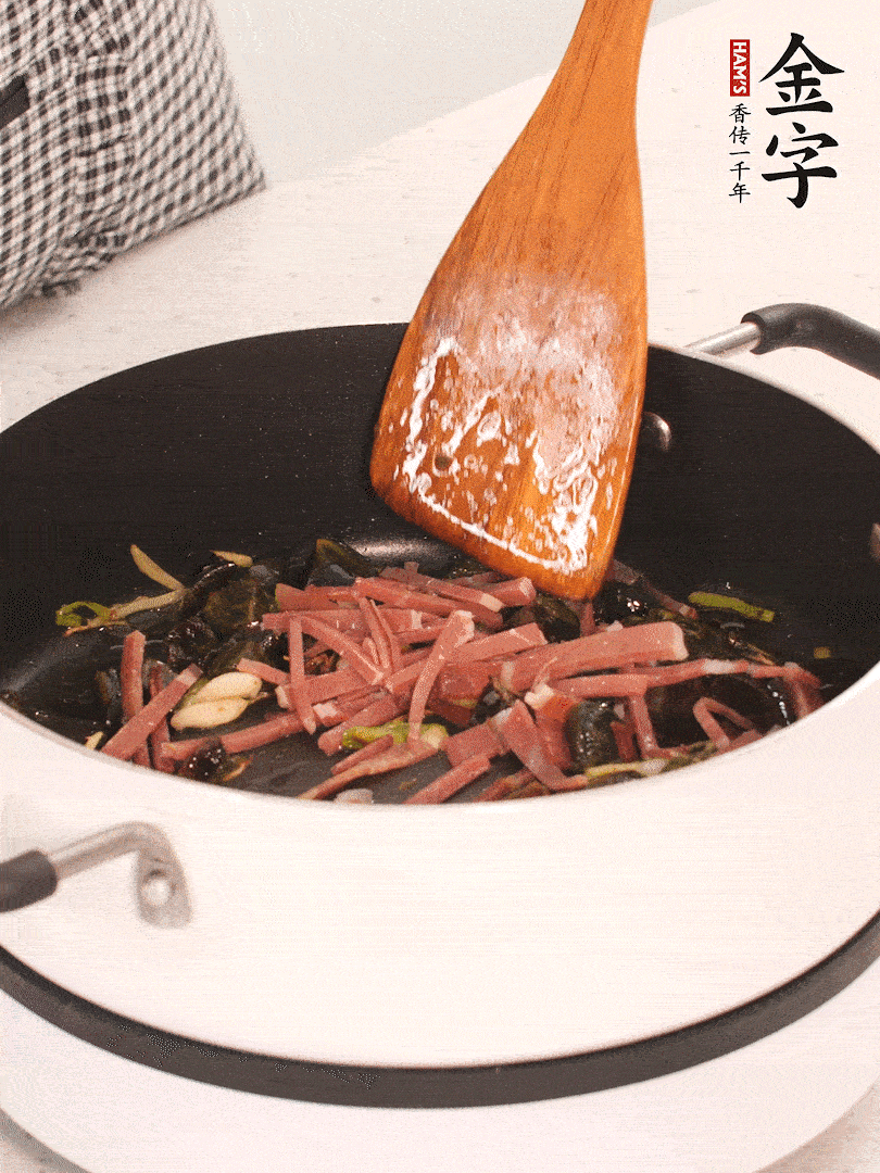 加入火腿煸炒一會，倒入開水燉煮15分鐘。