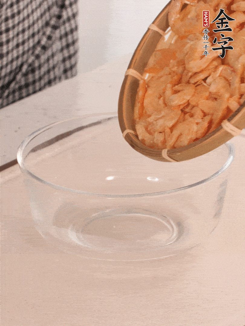 海米提前用溫水浸泡一會(huì)。