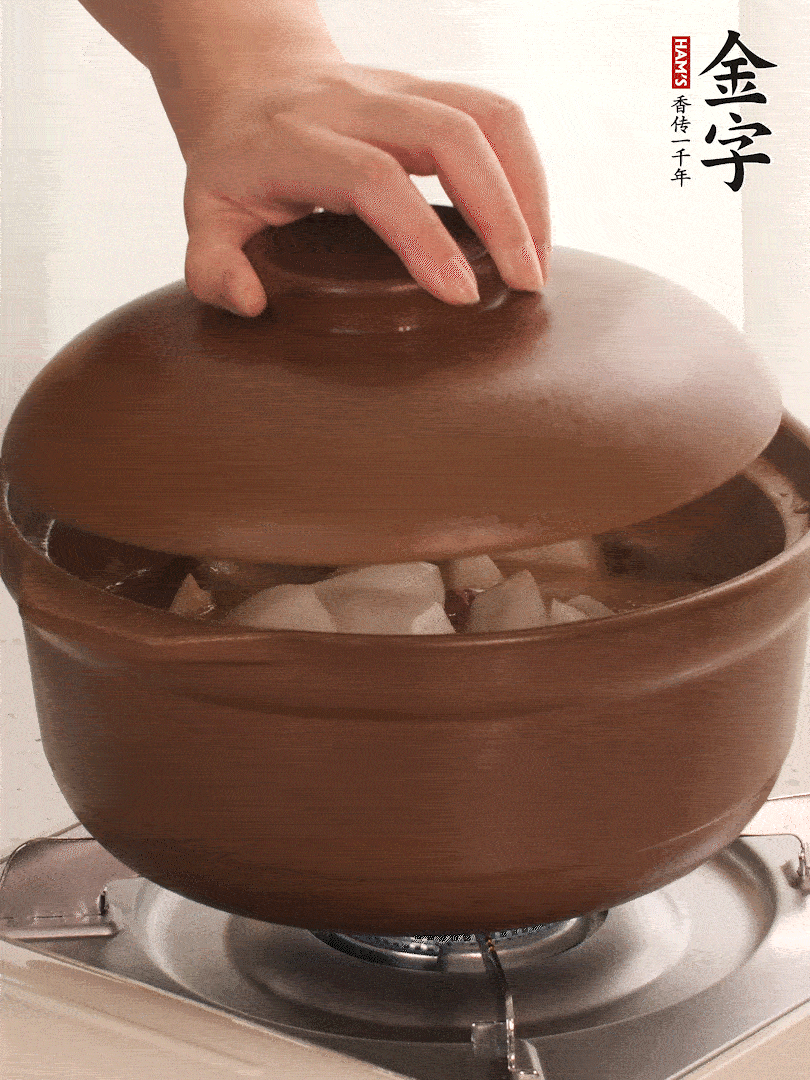 倒沒(méi)過(guò)食材的熱水，大火燒開(kāi)。蓋上蓋子轉(zhuǎn)中小火，燉15-20分鐘。等蘿卜煮到喜歡的軟爛度就可以關(guān)火。