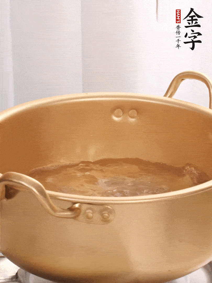 排骨加姜片、料酒，冷水下鍋焯水，撇去浮沫。