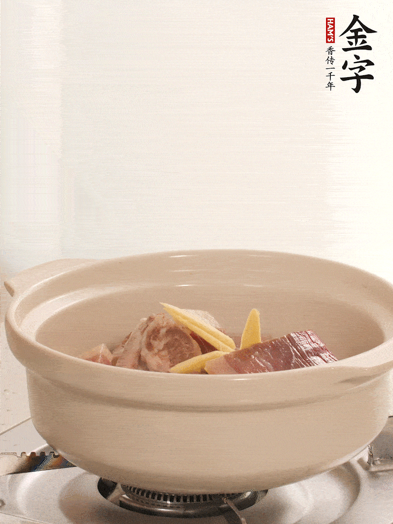 湯鍋放入排骨、火腿、姜，加適量水。煮開后轉(zhuǎn)小火燉40分鐘。