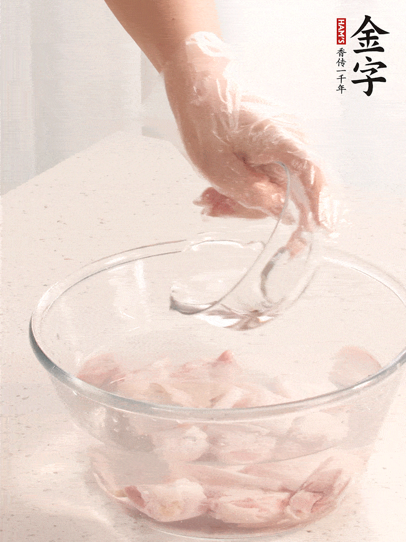 豬蹄除去雜毛、刮去油膩，斬成大塊，冷水浸泡半小時出血水，冷水下鍋，放入姜片、醋去腥，水燒開大約2分鐘，撈出。（白醋能夠讓豬蹄更白凈）