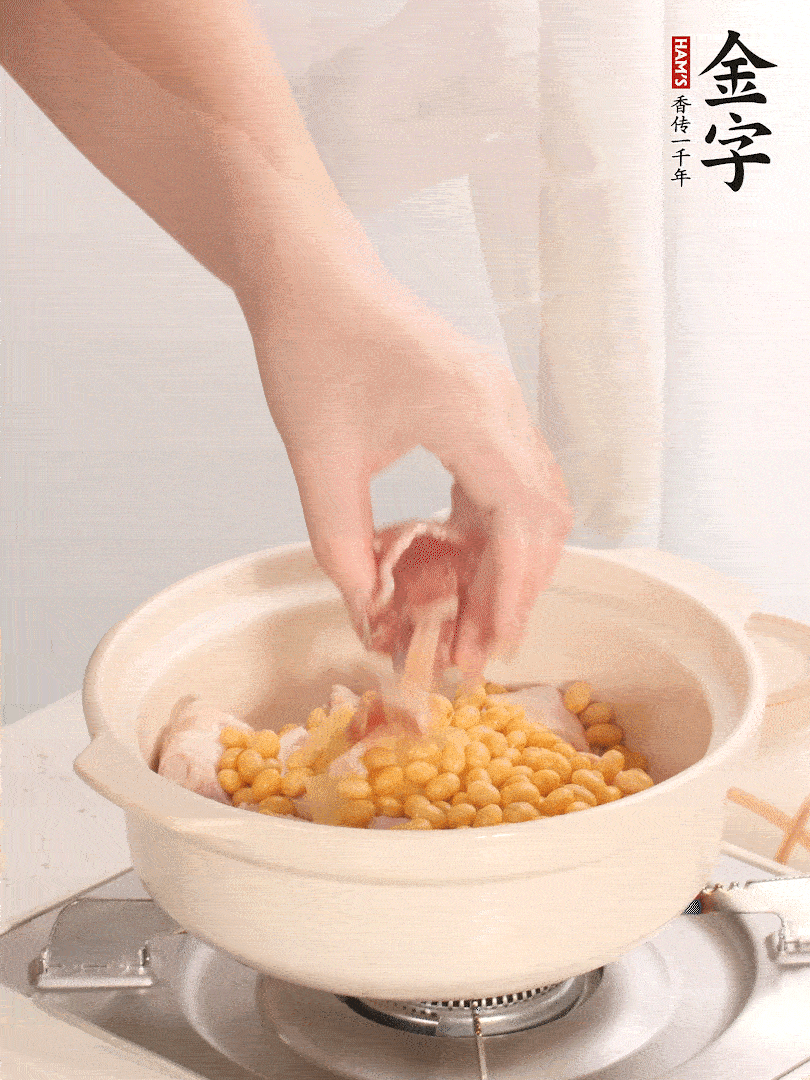 湯鍋放入豬蹄、姜片，加入黃豆、火腿，倒入足量的清水、適量料酒。